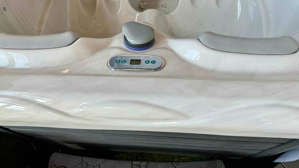 Blick auf das Einstellungs-Display und den Drehhebel einer getesteten Whirlpool-Badewanne.