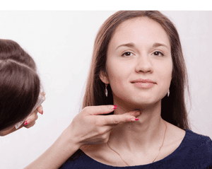 Camouflage Make-up am Hals testen