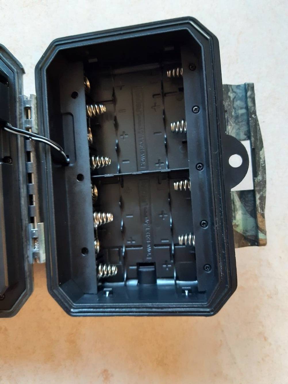 Innenraum einer Wildkamera mit Platz für Batterien.