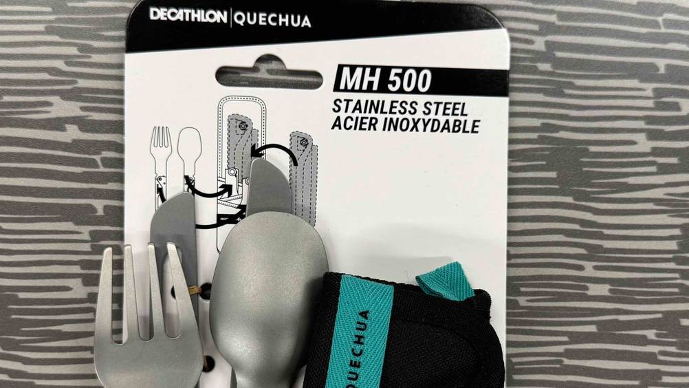 Camping-Besteck-Set im Test: Nahaufnahme der Verpackung mit Logo und Artikelbezeichnung.
