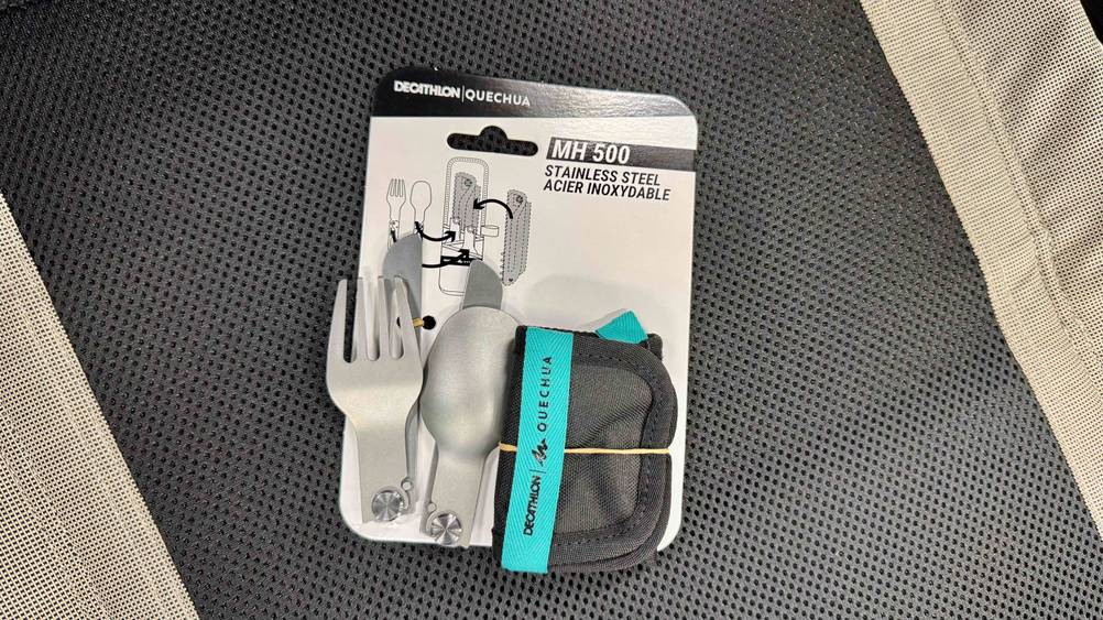 Das getestete Camping-Besteck-Set von oben auf einer grauen Fläche.
