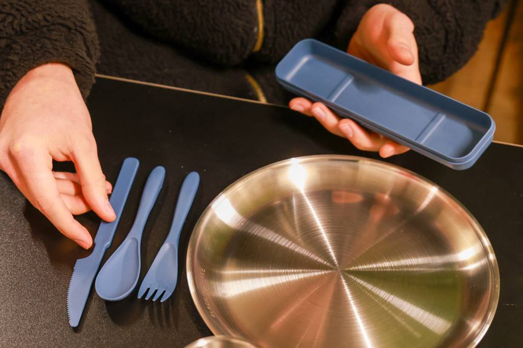 Camping-Besteck-Set-Test: Camping-Besteck aus Kunststoff wird ausgepackt.