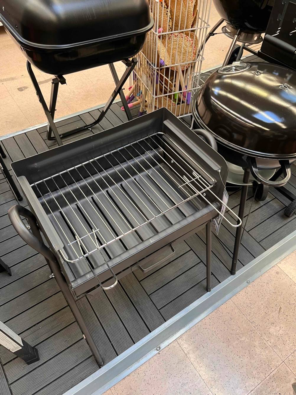 Im Test: Camping-Grill von oben betrachtet steht auf Verkaufsfläche.