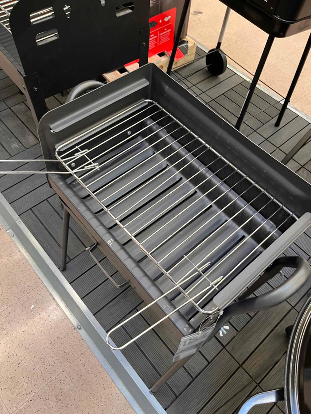 Im Test: Camping-Grill von seitlich oben.