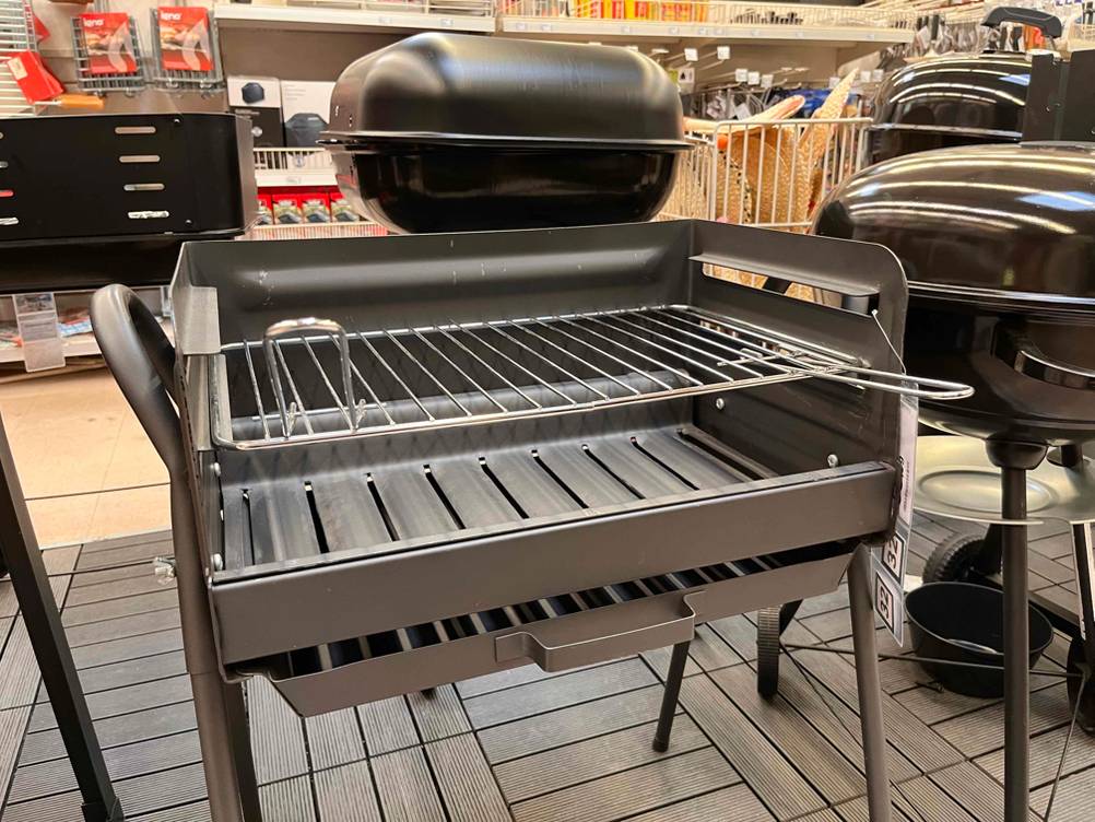 Im Test: Camping-Grill steht auf Verkaufsfläche.