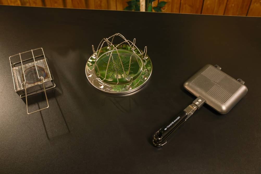Camping-Toaster-Test: Die unterschiedlichen Arten von Camping-Toastern liegen auf einem Tisch