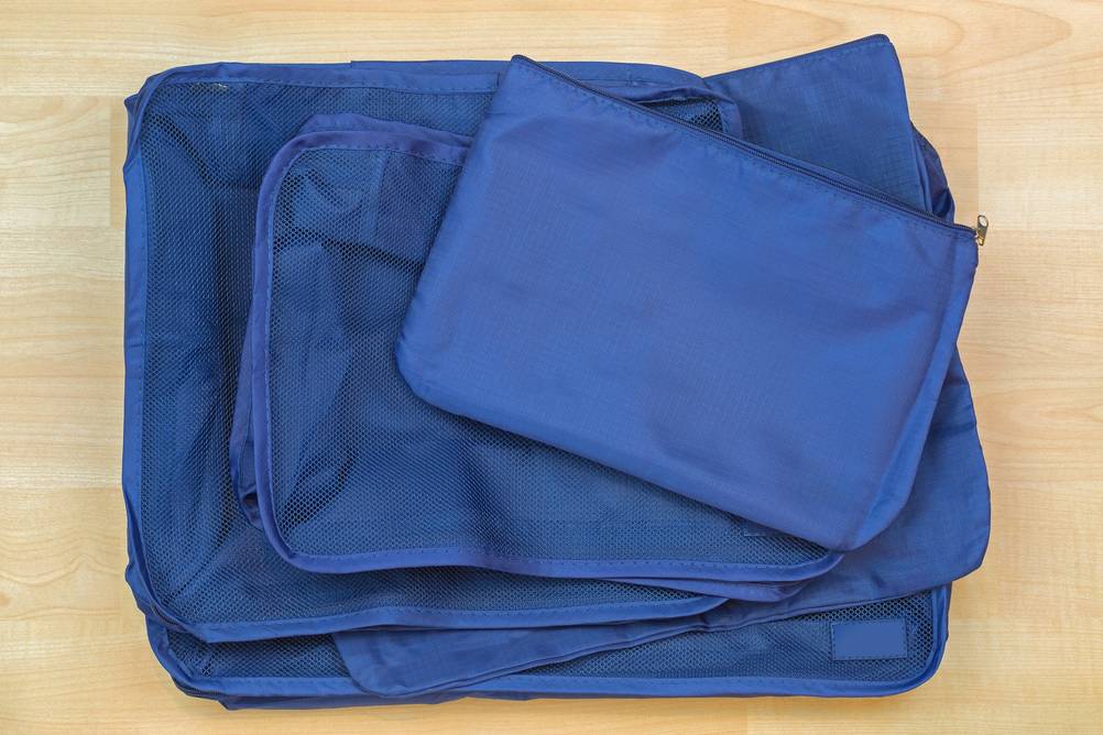 Packtaschen für das Camping beim Motorradfahren getestet: Leere Taschen liegen gefaltet übereinander.