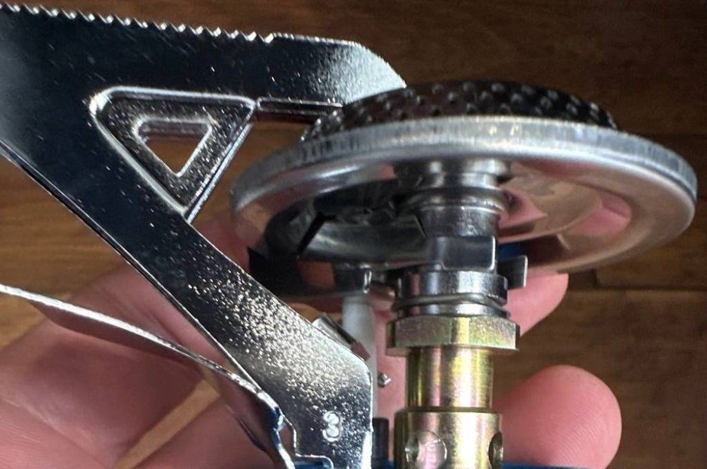 Im Test: Gaskocher der Marke Campingaz in Blau: Detailansicht des Brenners mit regulierbarer Flamme.