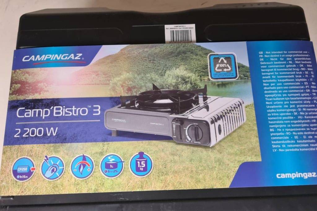 Gaskocher getestet: Nahaufnahme eines schwarzen Aufbewahrungskoffers des Standkochers Camp Bistro 3 von Campingaz.