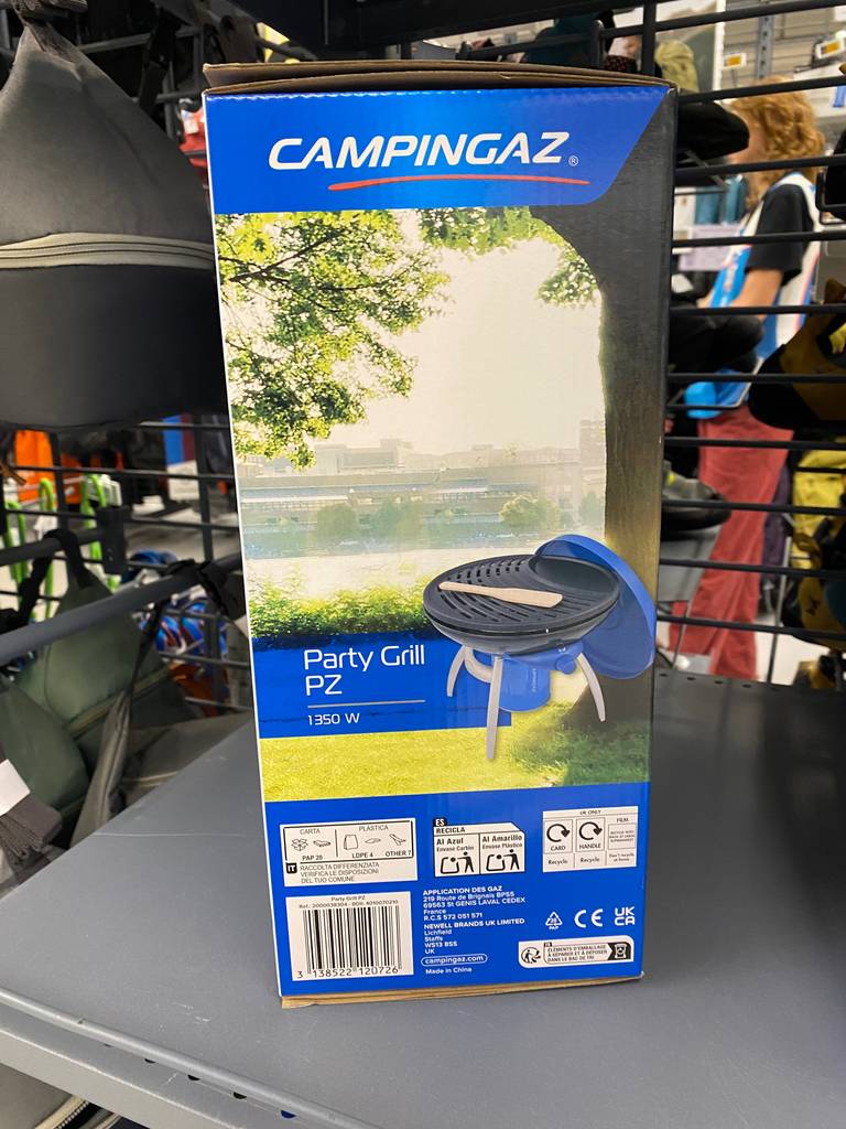 Auf der Seite der Verpackung eines Campingaz Gasgrills im Test stehen Infos zum Hersteller.