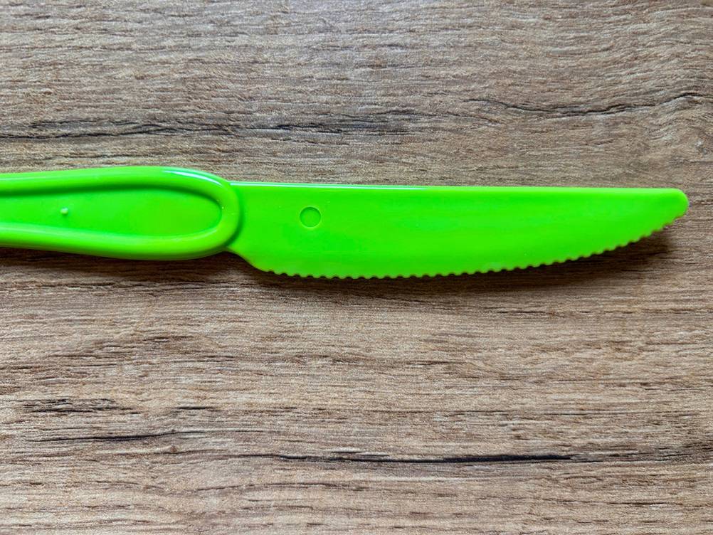 Campingbesteck getestet: Nahaufnahme eines grünen Messers.