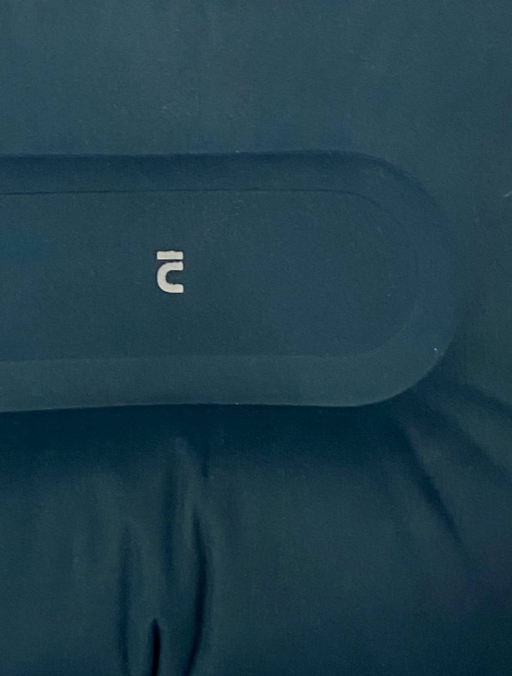 Campingkissen getestet: Nahaufnahme des Logos auf dem Kissen.