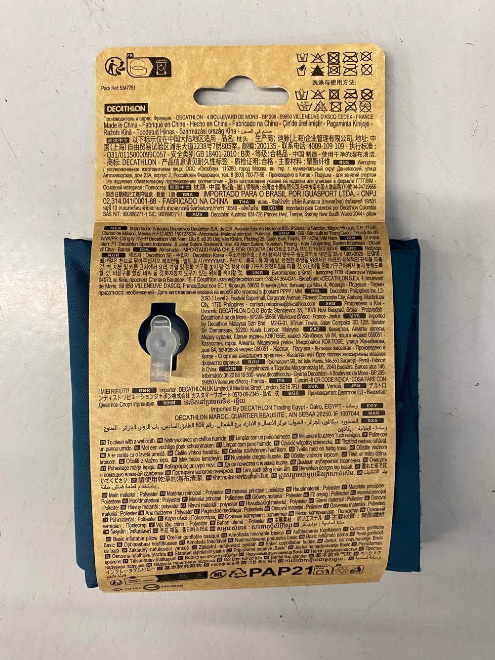 Rückseite des verpackten Campingkissens im Test.