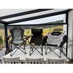 Alle drei Campingstühle stehen nebeneinander auf einem Tisch