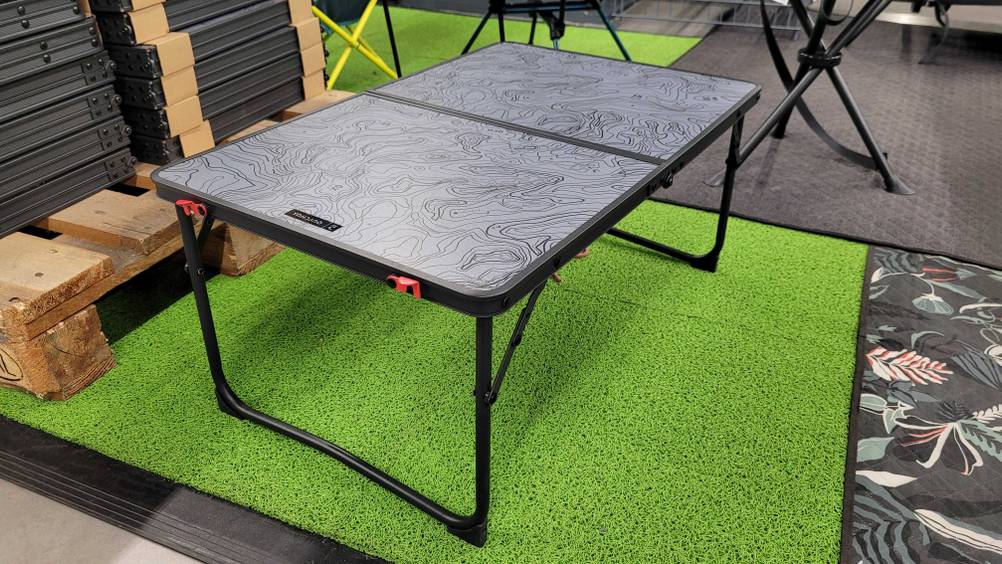 Getestet: Ein Campingtisch in einer Ladenfläche auf einem Kunstrasen.