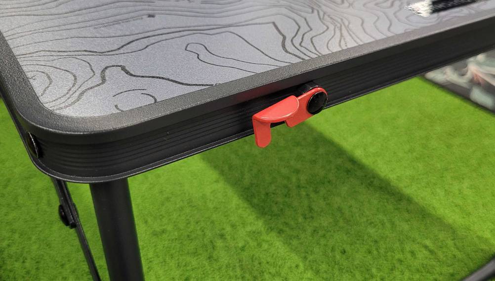 Im Test: Nahaufnahme eines Befestigungshacken an einem Campingtisch.