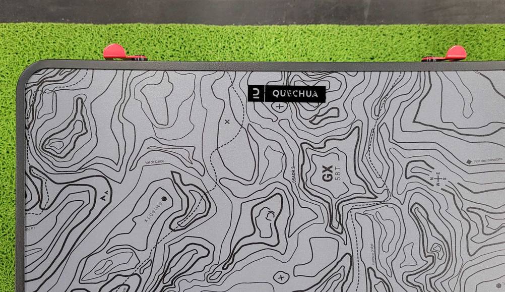 Campingtisch getestet: Nahaufnahme des Logos auf der Tischfläche.
