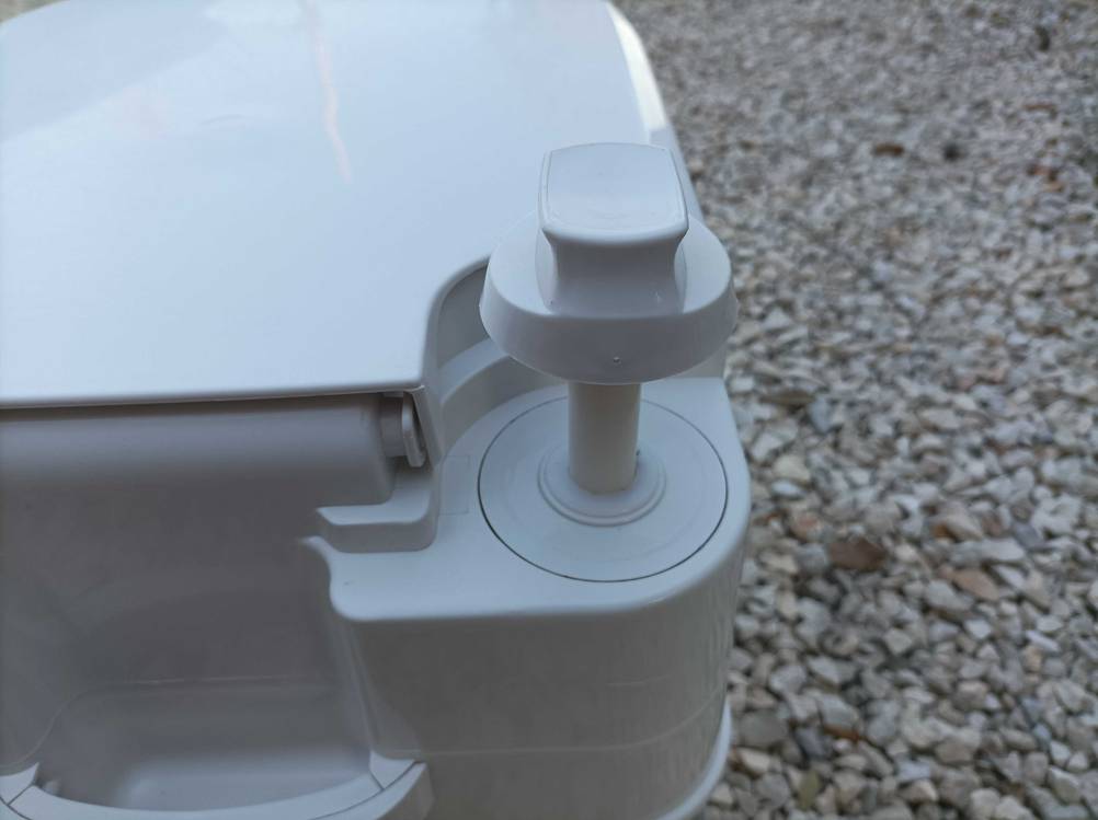 Verschluss von einer getesteten Campingtoilette.