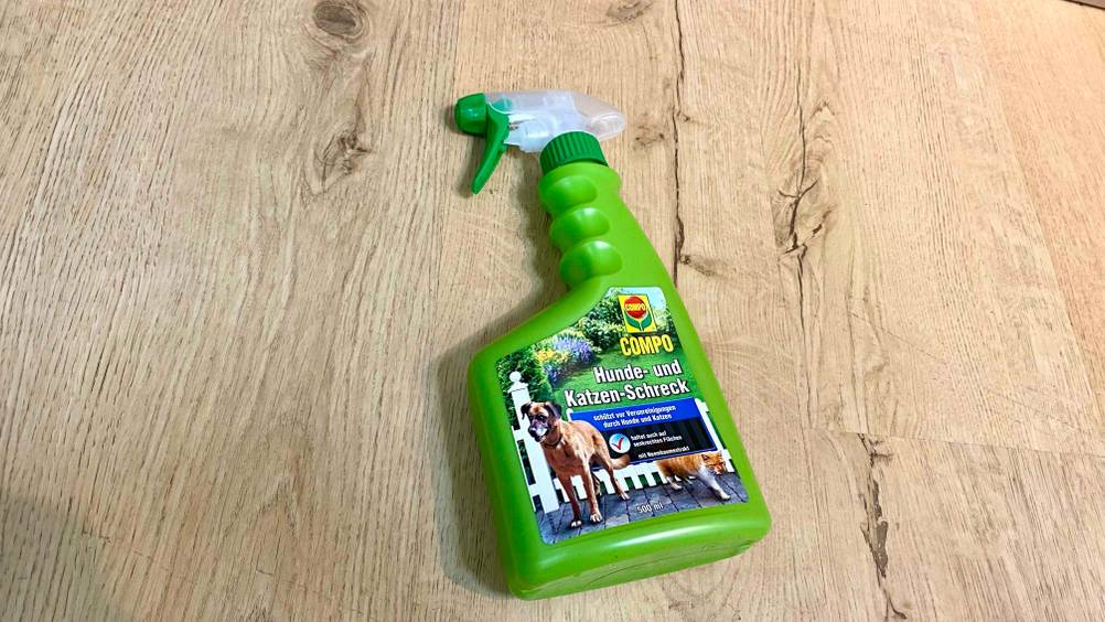 Katzenschreck getestet: Eine Flasche von vorne liegt auf einem Holzboden.