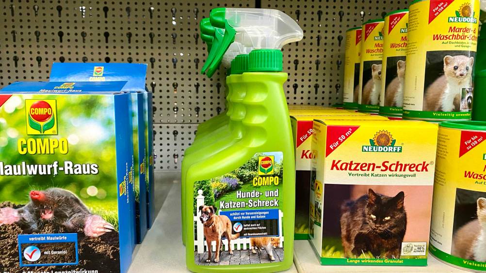 Im Test: Eine Flasche Katzenschreck steht neben anderen Produkten im Regal.