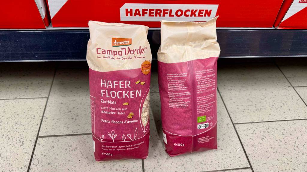 Campo Verde: Getestete zarte Haferflocken stehen in 500-g-Tüten vor einem Verkaufsregal; mit Fokus auf Vorder- und Rückseite inklusive Produktinformationen.