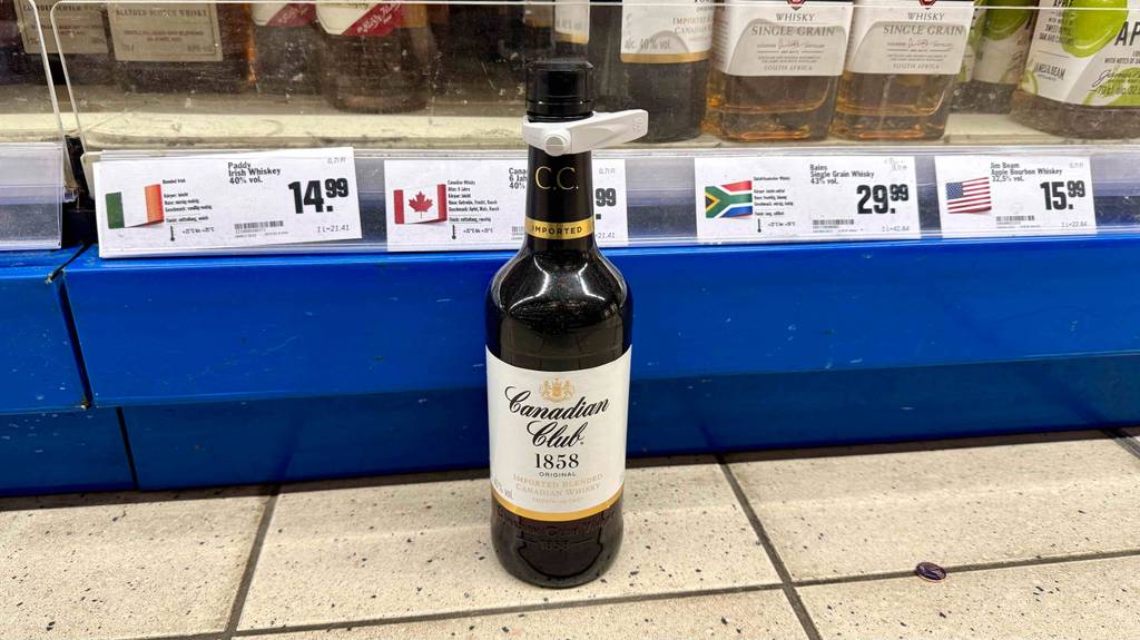 Im Test: Kanadischer Whisky in der braunen Flasche steht vor einem Verkaufsregal.