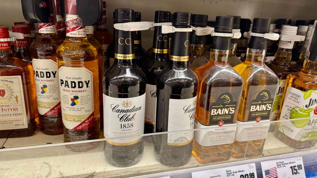 Test: Kanadischer Whisky in der braunen Flasche befindet sich auf einem Verkaufsregal neben weiteren Whiskeysorten.