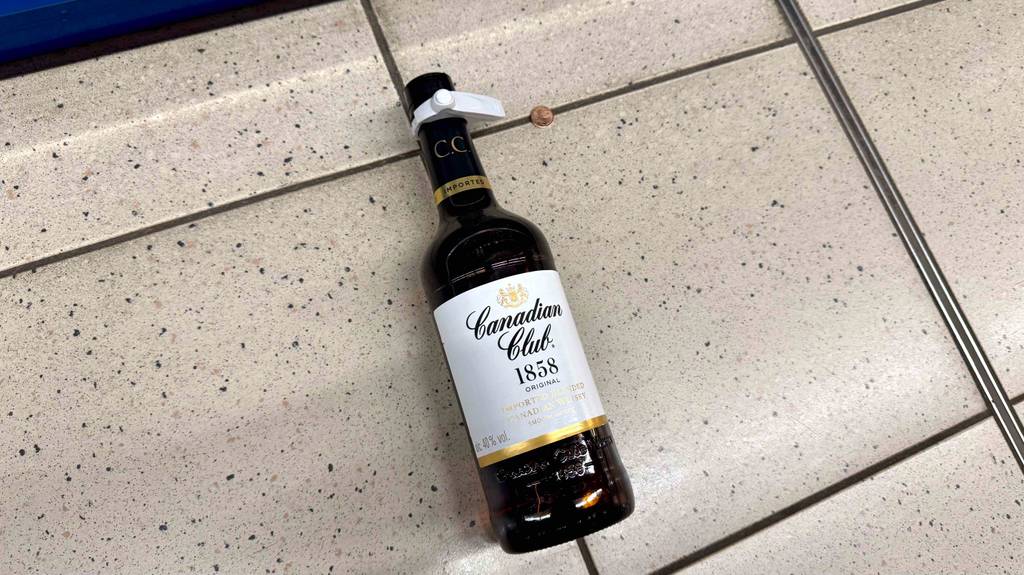 Kanadischer Whisky im Test befindet sich in einer braunen Flasche, die auf dem Boden liegt.