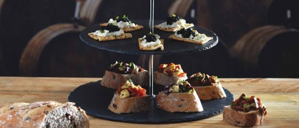 Canapés liegen auf einer getesteten Etagere