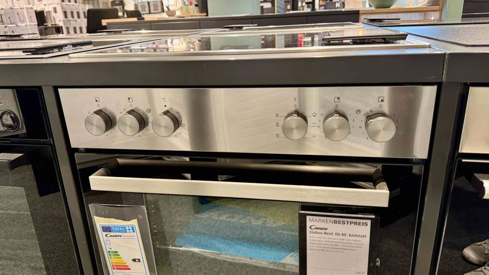 Candy-Backofen im Test: Nahaufnahme der Bedienelemente.