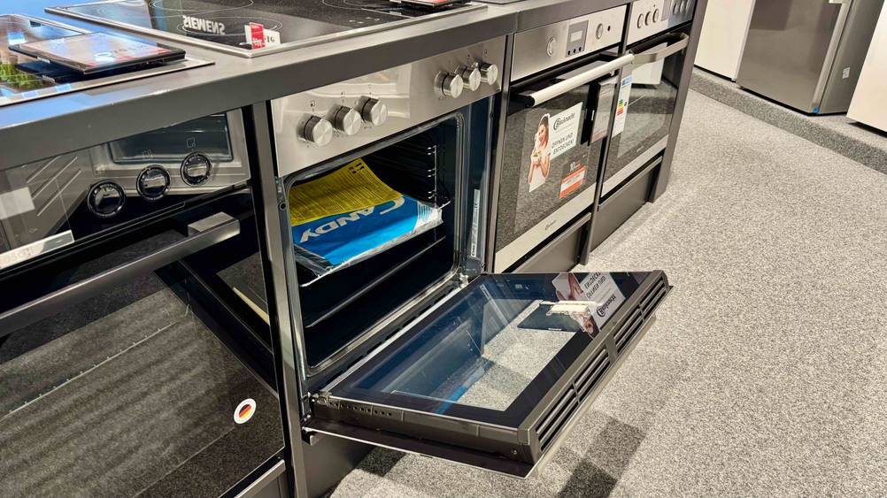 Der Candy-Backofen im Test mit geöffneter Klappe.