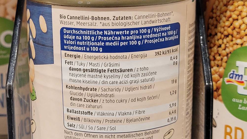 Cannellini-Bohnen-Test: Nahaufnahme der Nährwerte auf der Verpackung stehend.