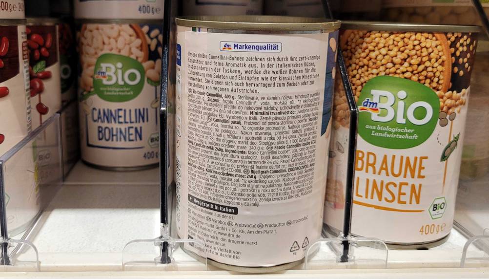 Cannellini-Bohnen im Test: Nahaufnahme der Rückseite der Dose in einem Regal.