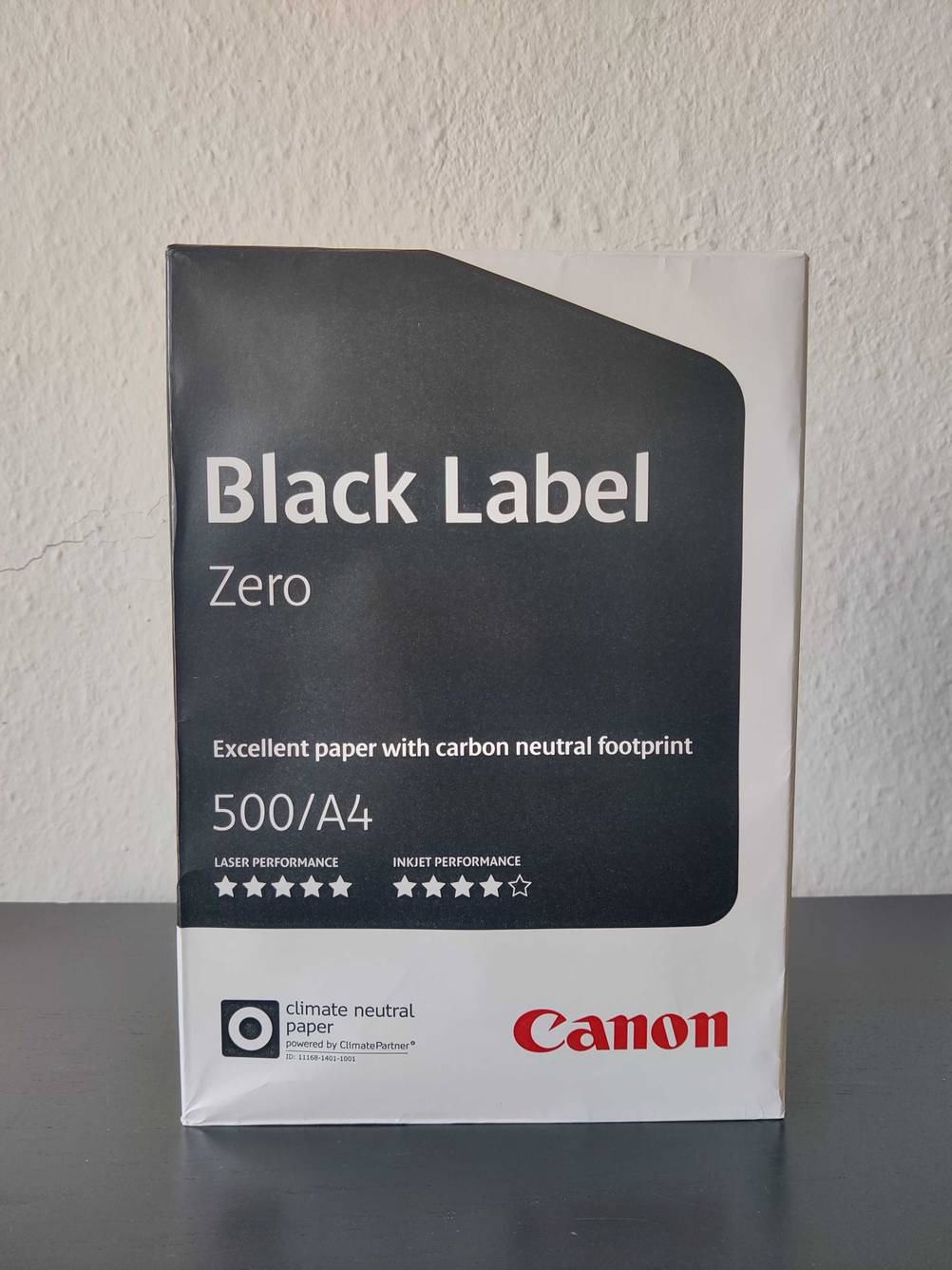 Eine Packung Black Label Druckerpapier von Canon