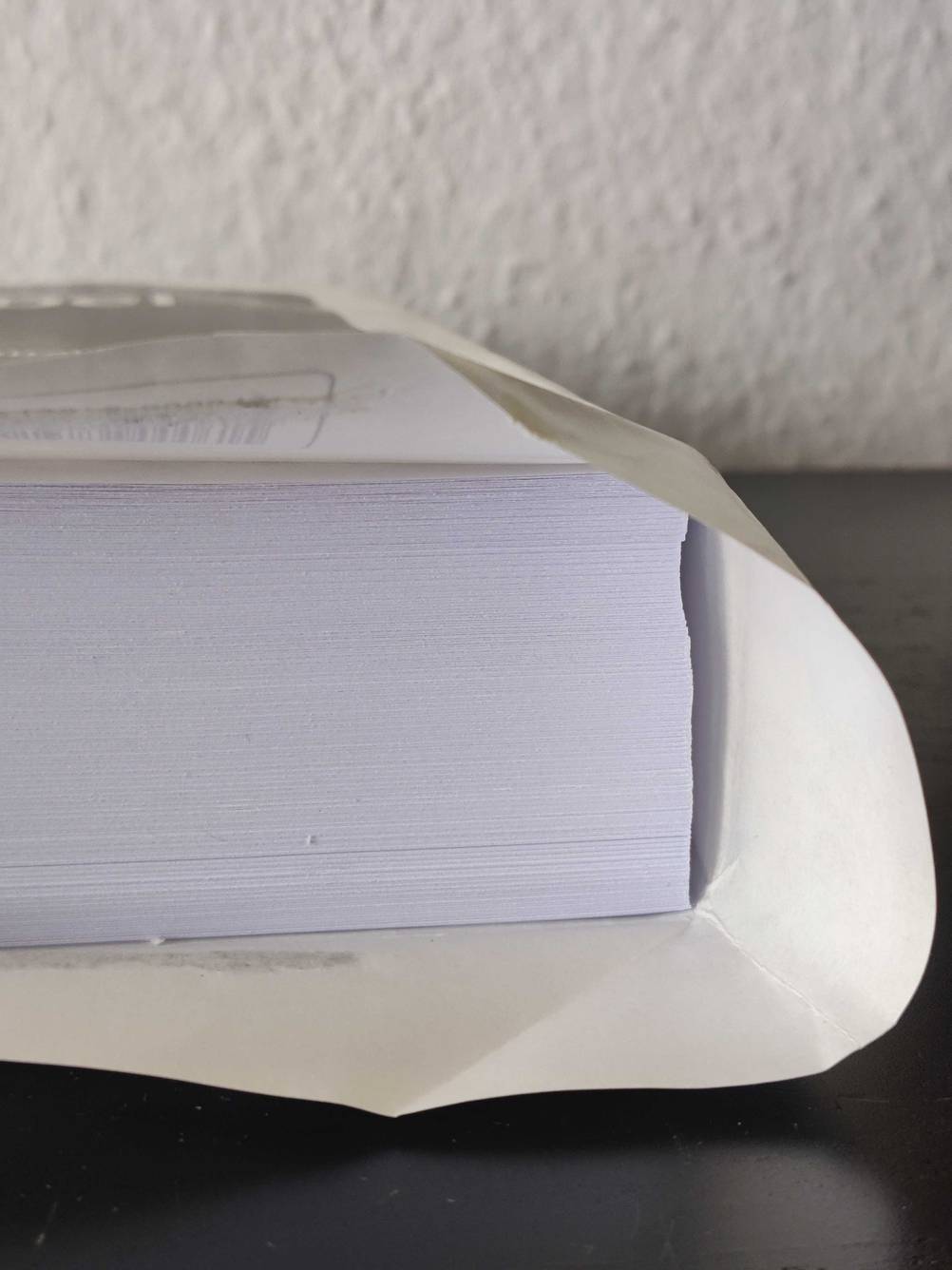 geöffnette Druckerpapier Packung.