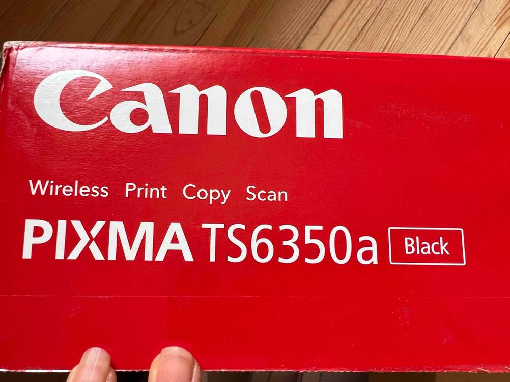 Im Test: Nahaufnahme des Aufdrucks mit Modellbezeichnung einer Originalverpackung eines Canon-Druckers.