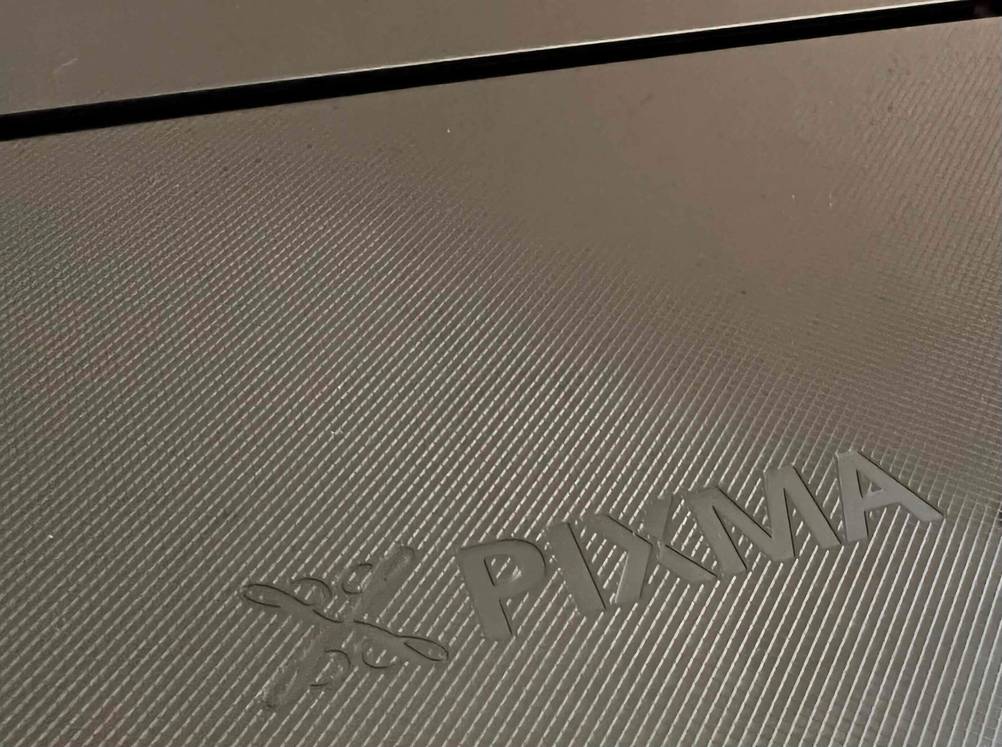 Canon-Drucker getestet: Detailansicht der Einprägung Pixma auf einem Gerät.