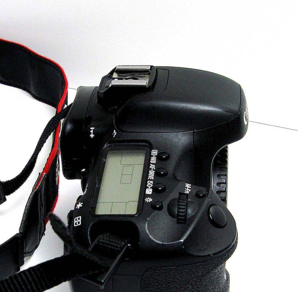 Detailansicht des LCD-Displays zur Kontrolle der vorgenommenen Einstellungen, das sich neben dem Blitzschuh auf der getesteten APS-C-Kamera befindet.