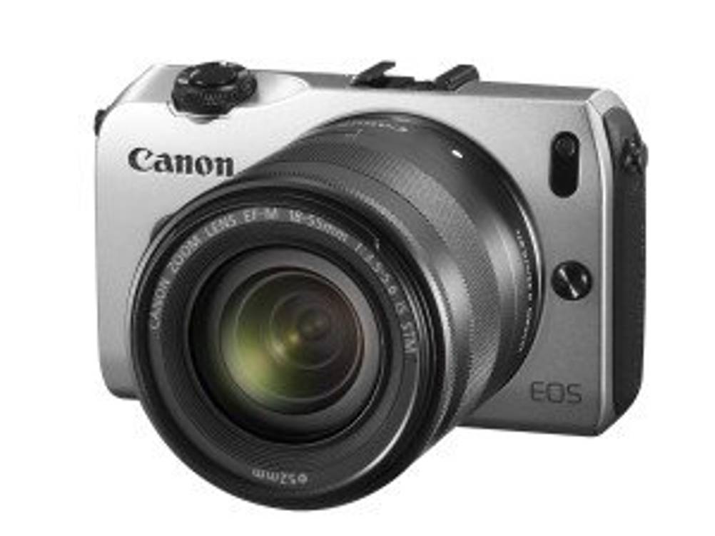 Digitalkamera-Test: Nahaufnahme einer Canon-Systemkamera vor weißem Hintergrund