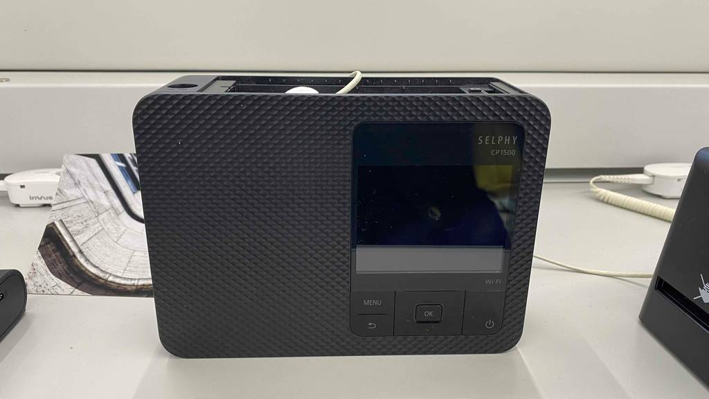 Canon Fotodrucker Selphy CP1500 im Test: Drucker steht auf dem Tisch.