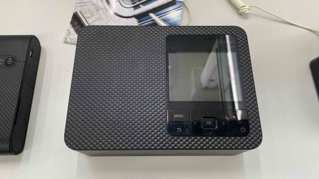Getesteter Canon Fotodrucker Selphy CP1500 ist aus der Vogelperspektive abgebildet.