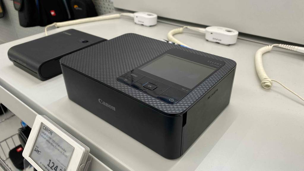 Canon Fotodrucker Selphy CP1500 getestet: Drucker steht auf hellem Untergrund.
