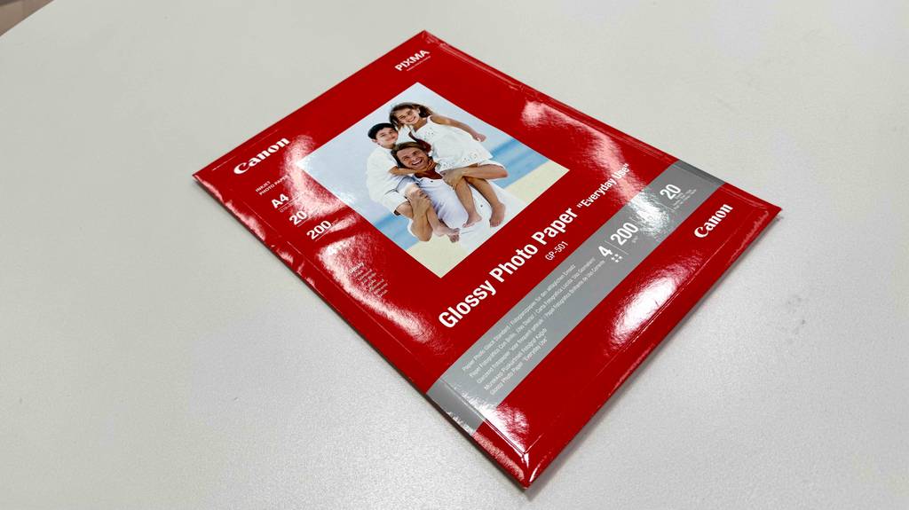 Auf der Verpackung von getestetem Fotopapier A4 steht die genaue Bezeichnung und Papierart.