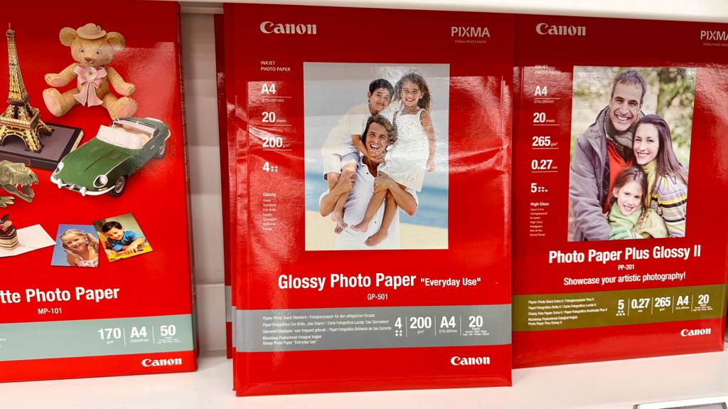 Fotopapier A4 im Test: Mehrere Packungen unterschiedlicher Ausführungen stehen in einem Regal.