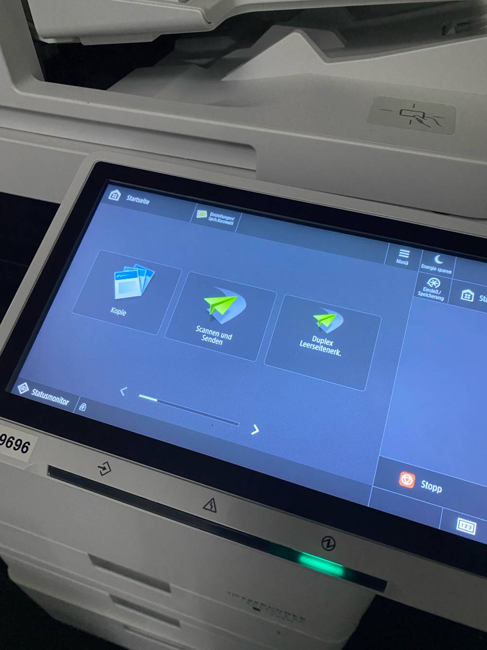 Im Test: Detailaufnahme des Displays eines Laserdrucker-WLAN.