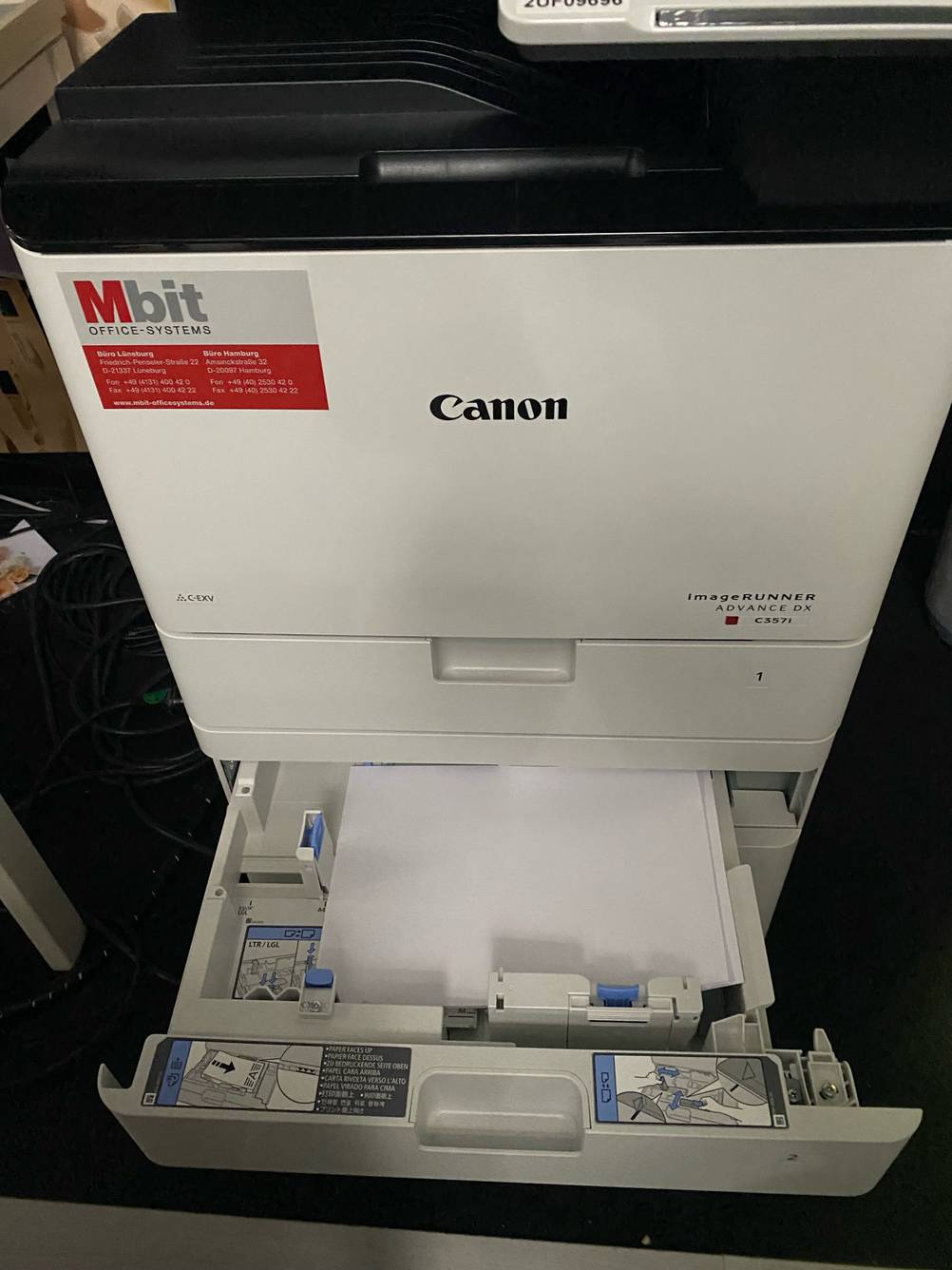 Laserdrucker-WLAN getestet: Nahaufnahme der geöffneten Papierkassette und des Logos.