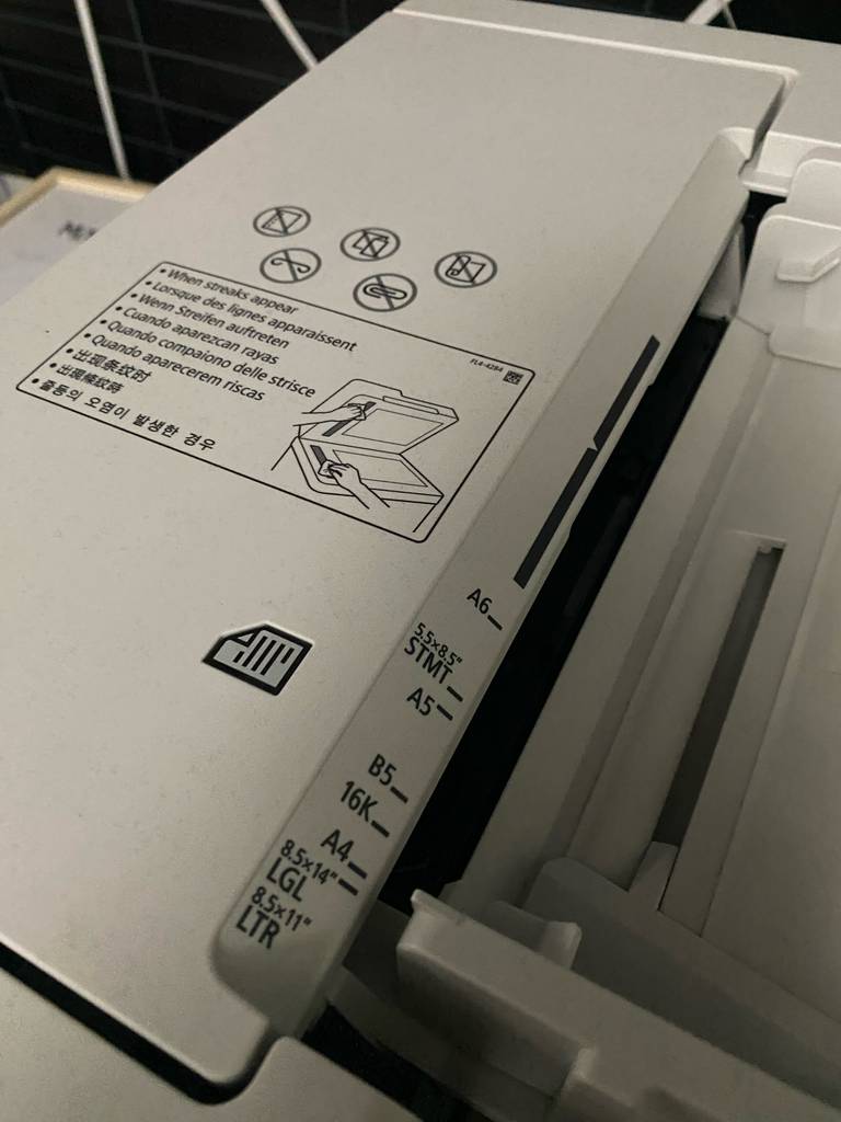 WLAN-Laserdrucker im Test: Detailansicht der oberen Papiereinfuhr-Vorrichtung inklusive aufgedruckter DIN-Maßangaben.