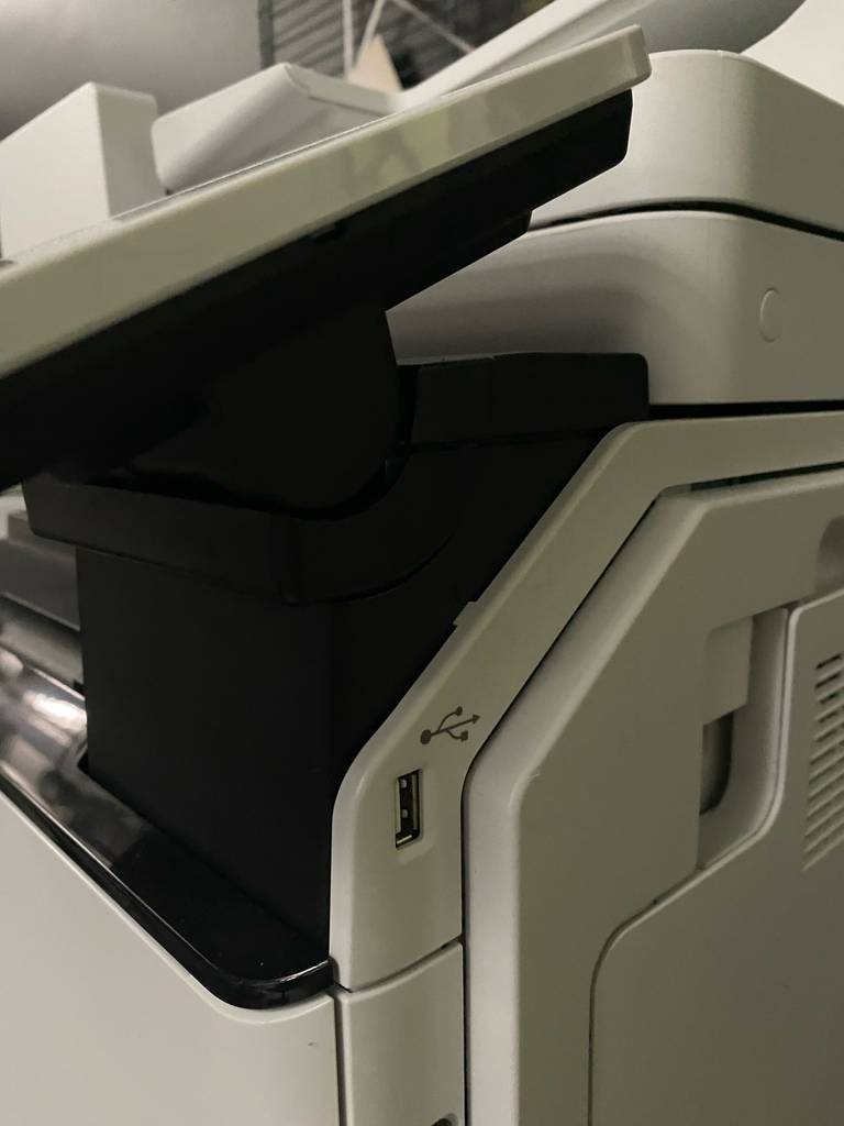 WLAN-Laserdrucker-Test: Detailansicht vom Schwenkmechanismus inklusive Kommandopaneel.