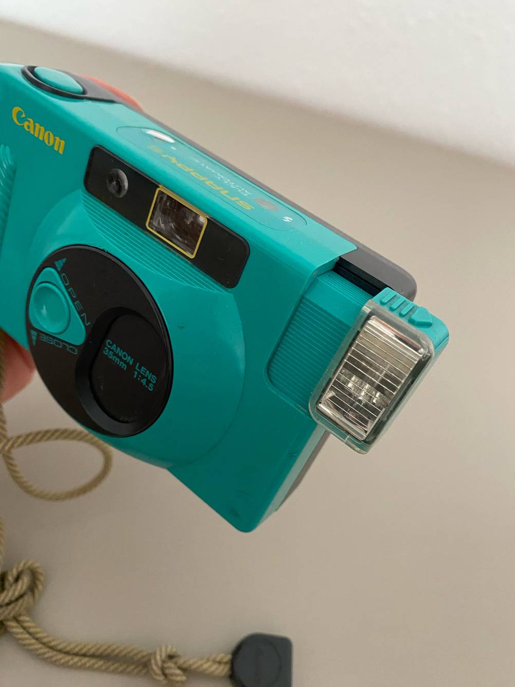 Nahaufnahme eines ausgefahrenen Blitzes einer Canon-Kompaktkamera im Test.