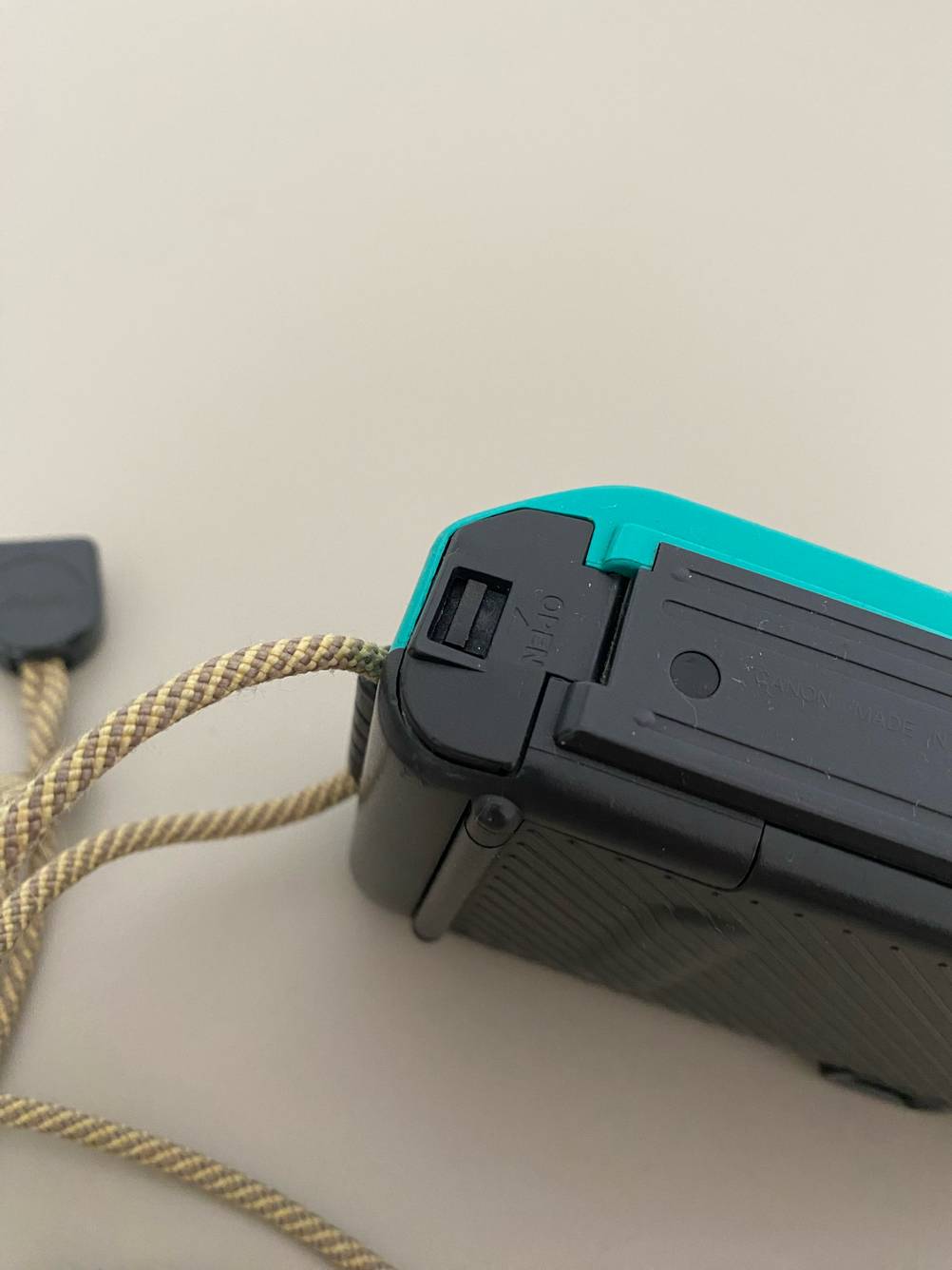 Canon-Kompaktkamera getestet: Nahaufnahme des Batteriefaches.